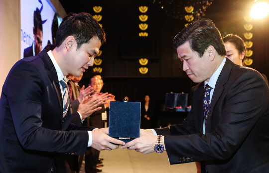 한국GM은 지난 15일 오후 남산 인근 호텔에서 한국GM 임직원을 비롯한 전국의 쉐보레 우수 카매니저 등 100여명이 참석한 가운데 '2016년 쉐보레 최우수 판매왕 시상식'을 개최했다. 이날 제임스 김 한국GM 사장이 전국 최우수 판매 왕중왕에 선정된 쉐보레 북인천 대리점 양승호씨에게 상패를 수여하고 있다. <한국GM 제공>